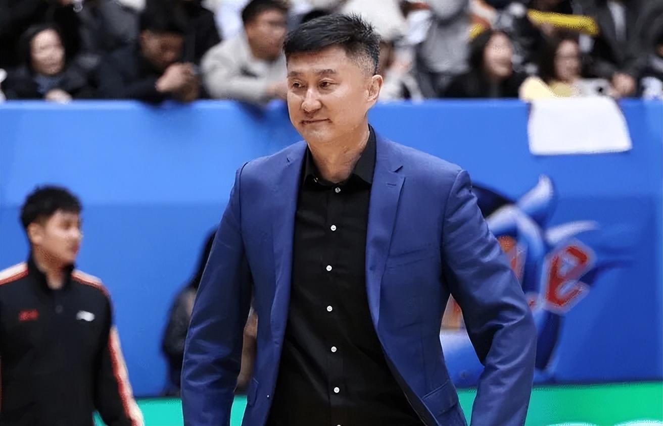 九游体育官网-广东胜吉林发布会！杜锋再展语言魅力，焦泊乔点出拼劲伤势无碍！