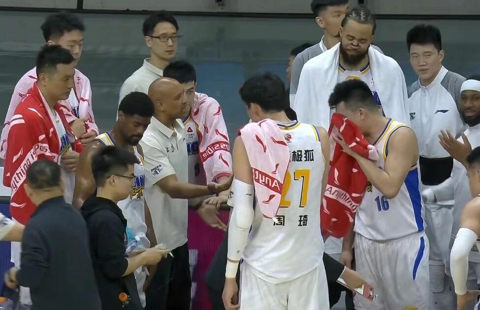 九游体育-北京男篮轻取广州，周琦11+6徐昕10+6，麦基19+7方硕18分！